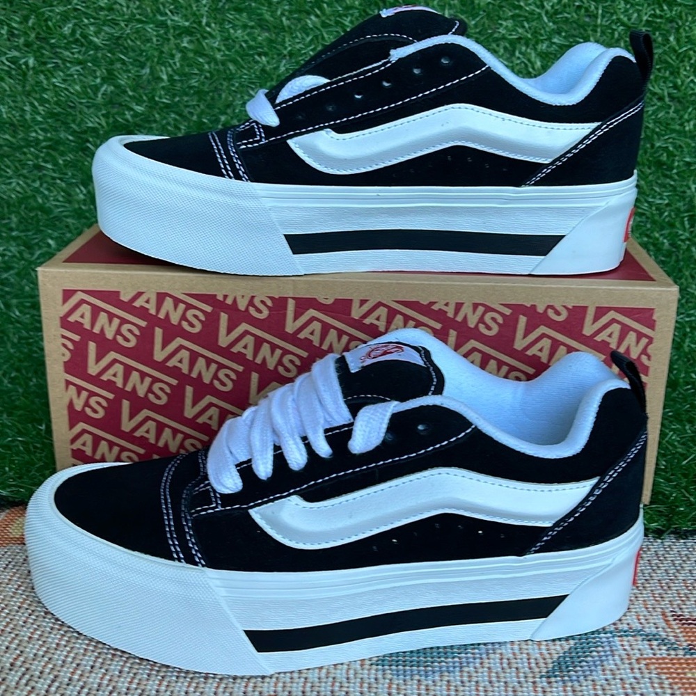 Vans WMNS Knu Stack
Nostalgia Black/White
VN000CP6BA2
Platforms Sneakers